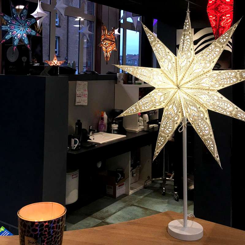 Lustre papier en forme d'étoile installé en lampe de chevet